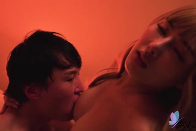 中国辣妹李娜娜在客厅和一个角质男人做爱。