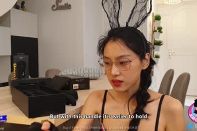 June Liu 刘玥  SpicyGum - 亚洲青少年尝试新的 Pornhub 玩具 - 第 2 部分 - 咒语魔杖 （JL_109）