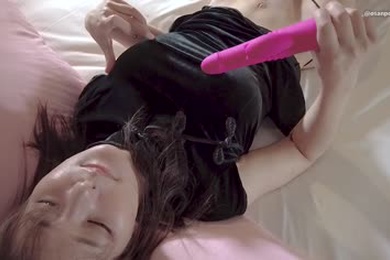 穿着瓷器的漂亮女孩用玩具自慰。连环高潮日本业余Hhentai性爱
