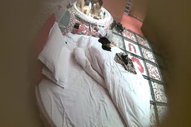 酒店偷窥高校附近主题套房热恋大学生情侣带了一盒套套打炮旗袍美女衣服不脱就开始搞干2炮妹子表情叫声诱人