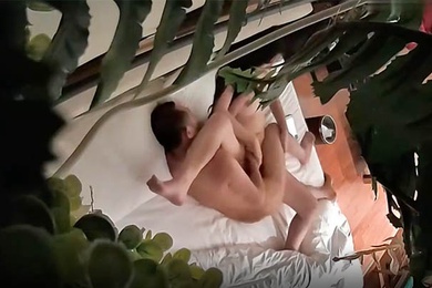 酒店摄像头连锁酒店客房偷拍老哥微信上约的上面服务来的外卖美女居然很高分没有仙人跳身材脸蛋儿都很正点