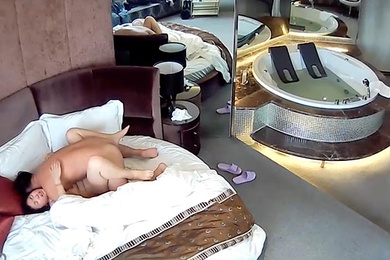 精品酒店偷拍按摩浴缸房偷拍周末骗媳妇说单位加班和财务科离异骚妇女同事开房激情