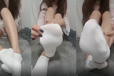 妹子对着镜头玩着她的鲍鱼