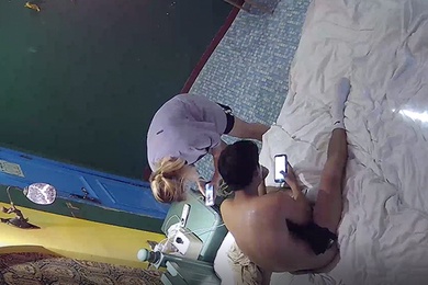 酒店偷拍刚运动完的年轻情侣抓紧时间干一炮貌似赶着和朋友一块去吃饭