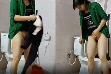 浴室偷裝攝影機水電工幫小姐姐修熱水器在浴室偷拍她洗澡上廁所