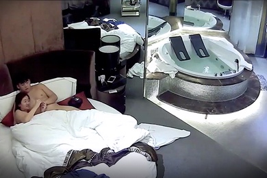 酒店监控平时玩点健身的小伙约会漂亮小女友急不可耐J8早就硬梆梆了脱衣就肏美女嗲叫声销魂男的不停说太爽了连干4炮非常激情