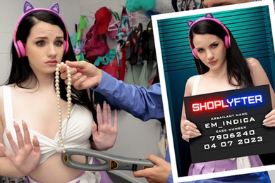 穿着迷你裙的丰满宝贝用印度大麻乳头操淫荡的保安人员