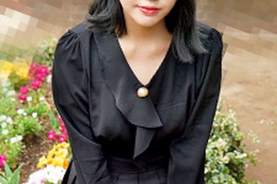 免提振动器在美丽的屁股上旋转螺旋桨！素人女孩一边被操一边和男友打电话！凉宫光