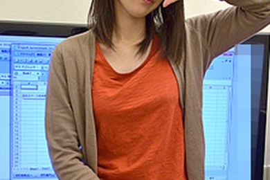 一位美丽的电脑教练不知道如何设置，他感到内疚，甚至让我射在她体内。五十岚里美