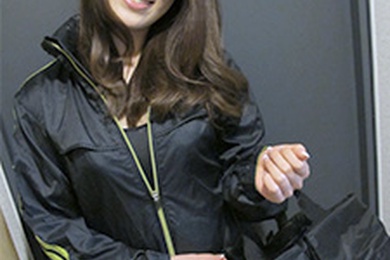 我用勃起的鸡巴摩擦着便当外卖店的那位女士。青叶春菜