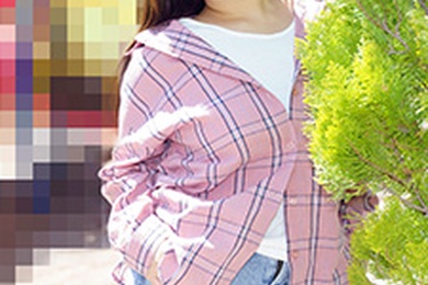 素人戴眼镜 - 一个戴眼镜的大胸女孩跨坐在马桶上，想要一根鸡巴。山口理绪