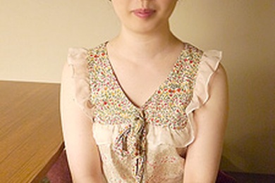 素人AV采访～平时担任营业员的白皙丰臀正妹～市井绫香