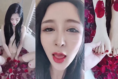 小姐姐穿着性感内衣在浪漫的沐浴